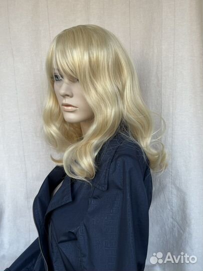 Парик блонд волнистый с чёлкой