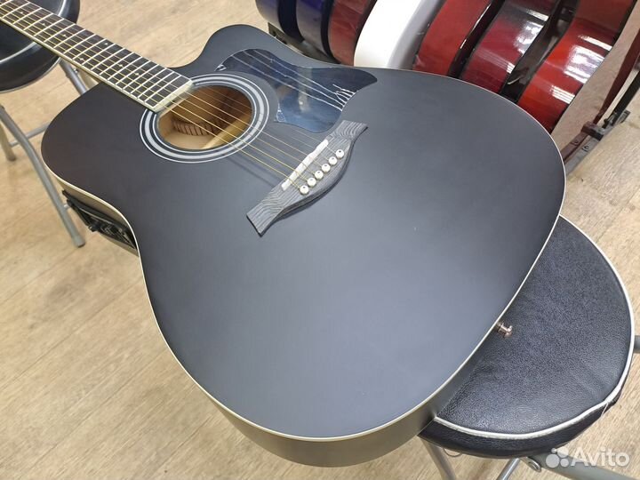 Электроакустическая гитара с подключением чёрная