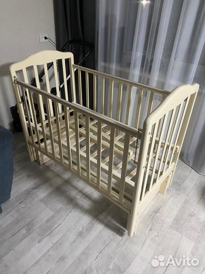 Детская кроватка с маятником