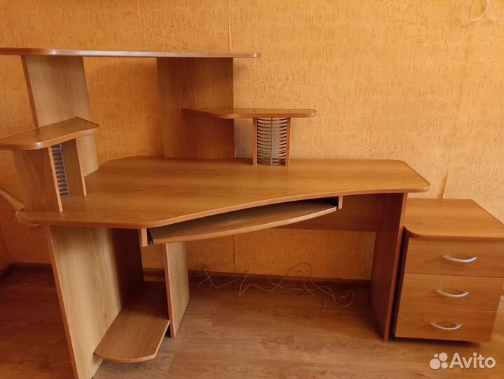 Компьютерный стол, тумба и полка