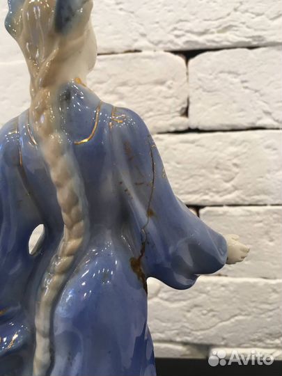 Фарфоровая статуетка 