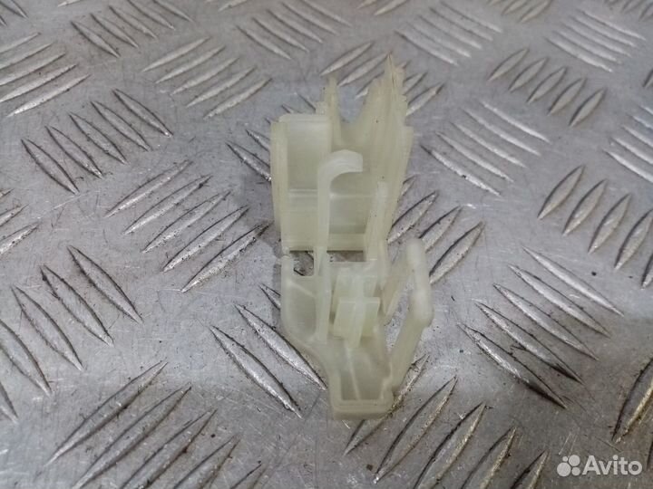 Б/У Кронштейн замка двери передней левой#001