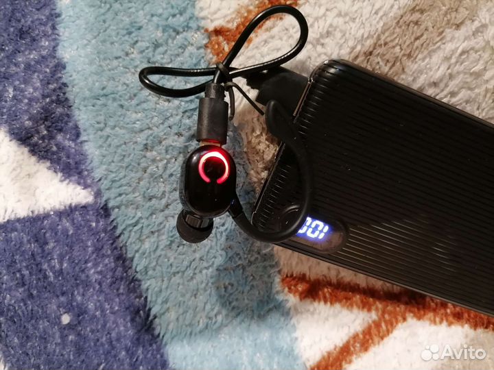 Новая блютуз гарнитура, правое ухо