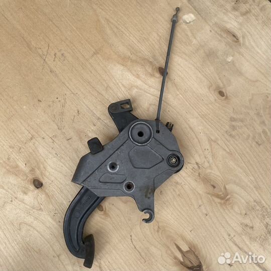 Педаль ножного стояночного тормоза w124