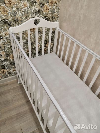 Детская кроватка с маятником белая