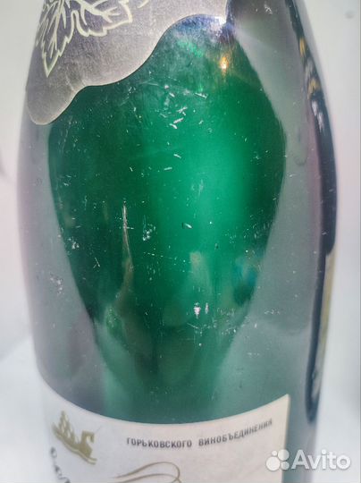 Старые бутылки с этикетками от Советского