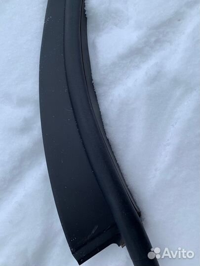 Уплотнитель задней правой двери Lexus RX