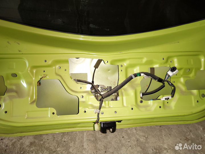 Заднее стекло Nissan MarchK13