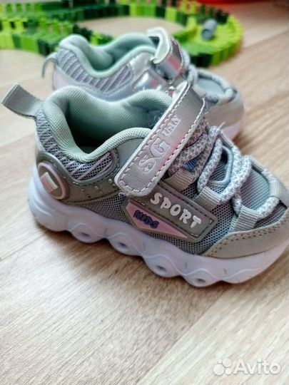 Кроссовки для девочки