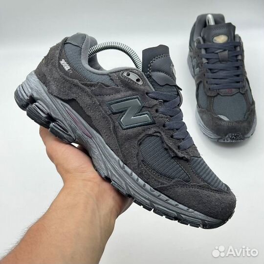 Черные кроссовки New Balance 2002R