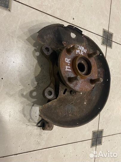 Поворотный кулак передний правый Geely мк