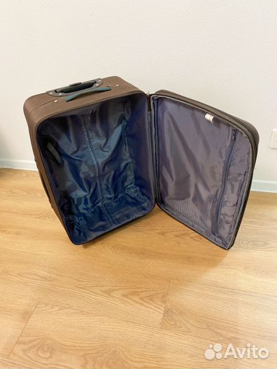 Чемодан на колесах размер m