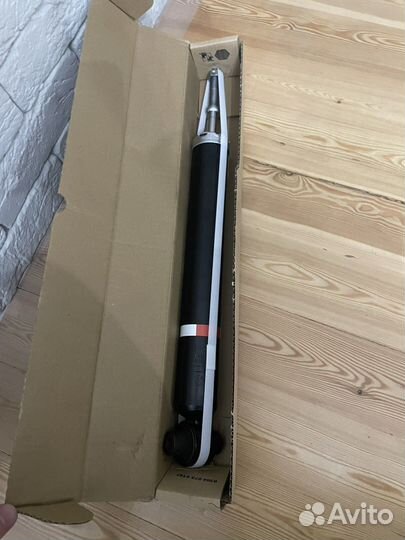 Toyota Corolla E18 Амортизатор задний LH RH