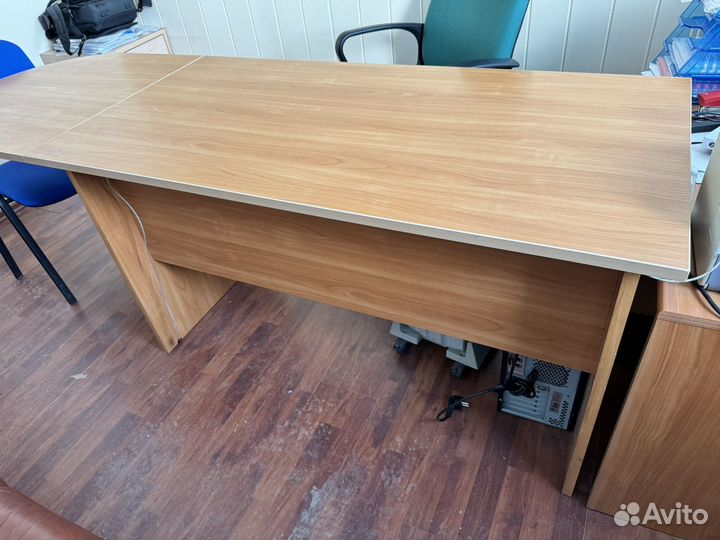 Стол письменный офисный с крылом