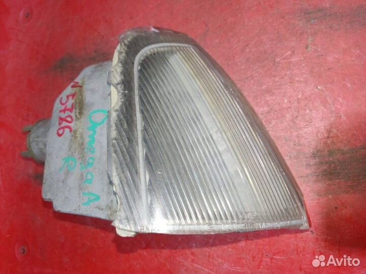 Поворотник передний правый Opel Omega A универсал