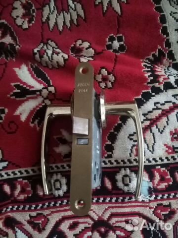 Дверная ручка с защелкой