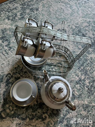 Сервиз чайный: чайник, чашки и блюдца