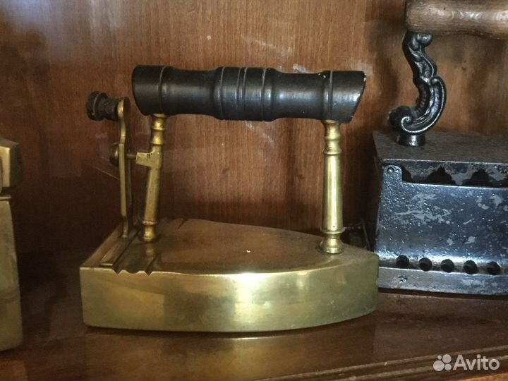 Старинный угольный утюг для коллекции