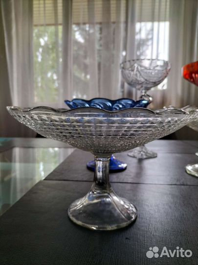 Ваза для фруктов на ножке