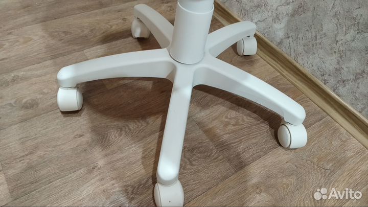 Кресло Б/У офисное белое с розовой обивкой