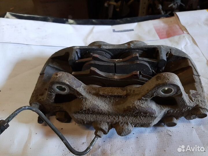 Суппорт передний левый Toyota Hilux 2005-2015