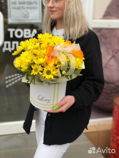 Букет желтых хризантем в коробке