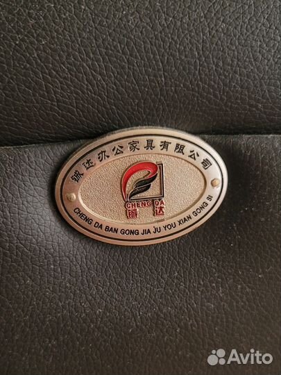 Кожанное кресло руководителя с лакированным дерево