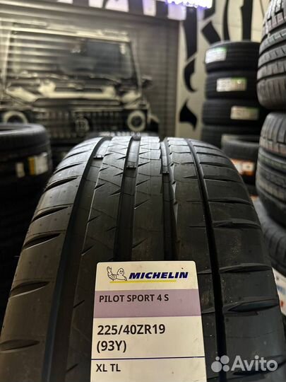 Michelin Pilot Sport 4 S 225/40 R19 и 255/35 R19 93Y