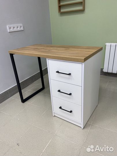 Маникюрный стол