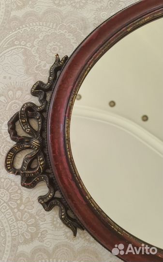 Винтажное овальное зеркало в деревянной оправе