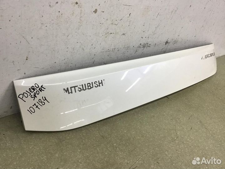 Накладка двери багажника Mitsubishi Pajero Montero