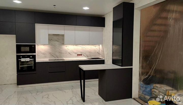 Кухня с барной стойкой