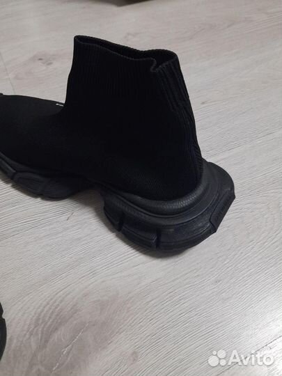 Кроссовки женские