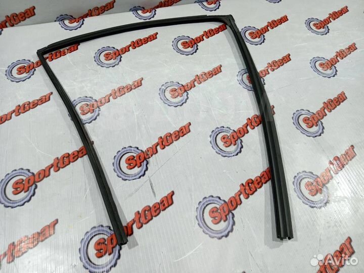 Уплотнитель стекла задний левый Toyota Harrier