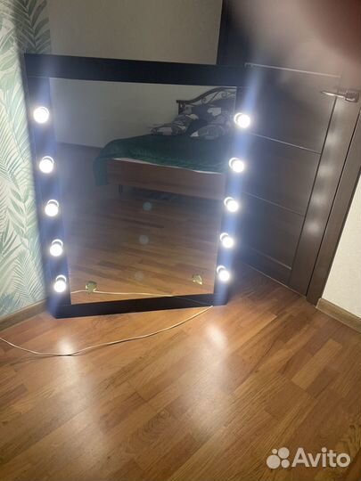 Гримерное зеркало с лампочками