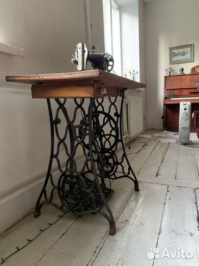 Ножная швейная машинка