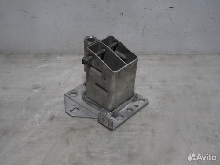 Кронштейн усилителя правый Ситроен С4 II