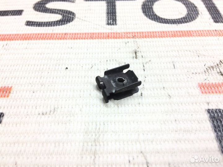 Клипса панели приборов Volkswagen Touareg 7L