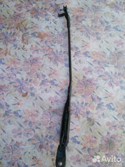 Поводок стеклоочистителя передний правый