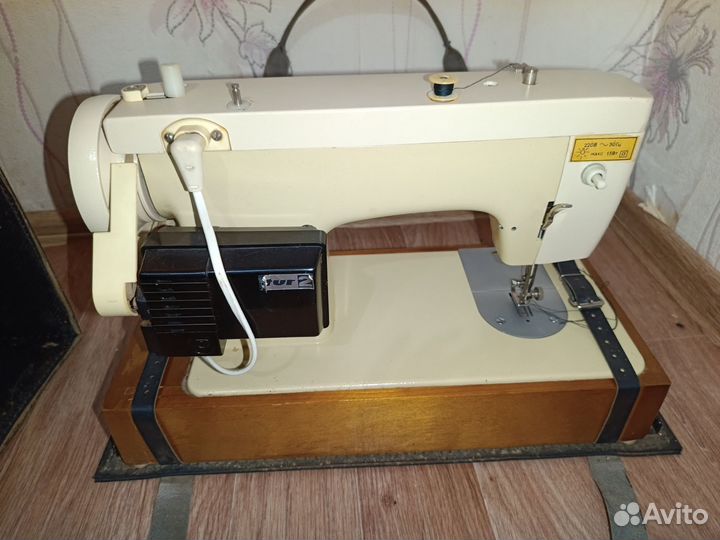 Электрическая швейная машина Чайка