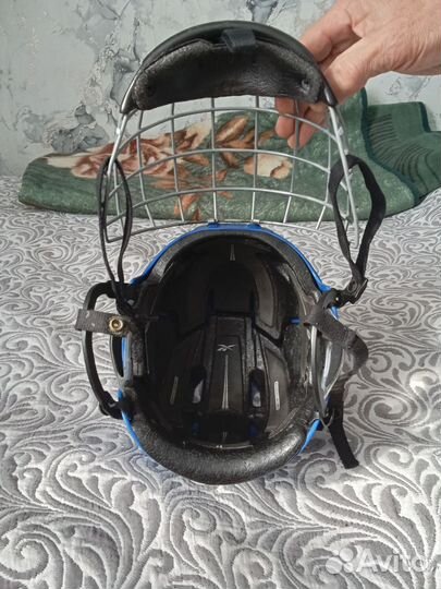 Хоккейный шлем