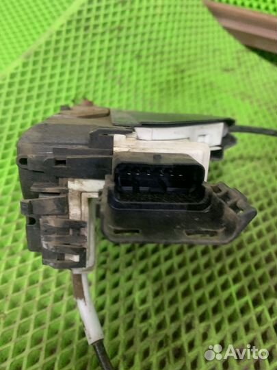 Замок двери задней левой Peugeot 308