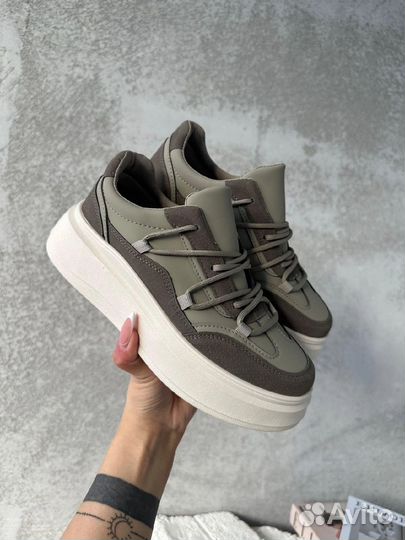 Кроссовки женские весна-лето