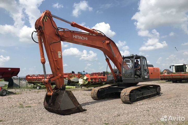 Стекло дверное левое на Hitachi 200,330 3G-5G