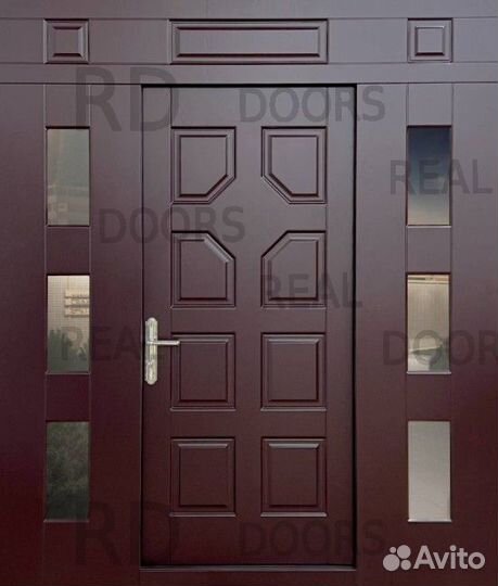 Парадная входная дверь в загородный дом