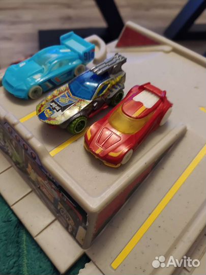 Hot wheels 4 машинки и парковка