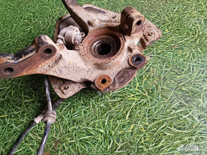 Поворотный кулак передний правый Опель Вектра Б