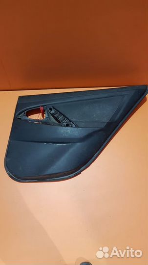 Обшивка задней правой двери на Toyota Camry V40