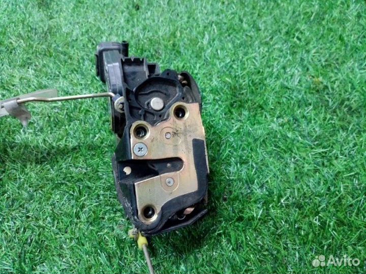 Замок двери передний левый Toyota Land Cruiser