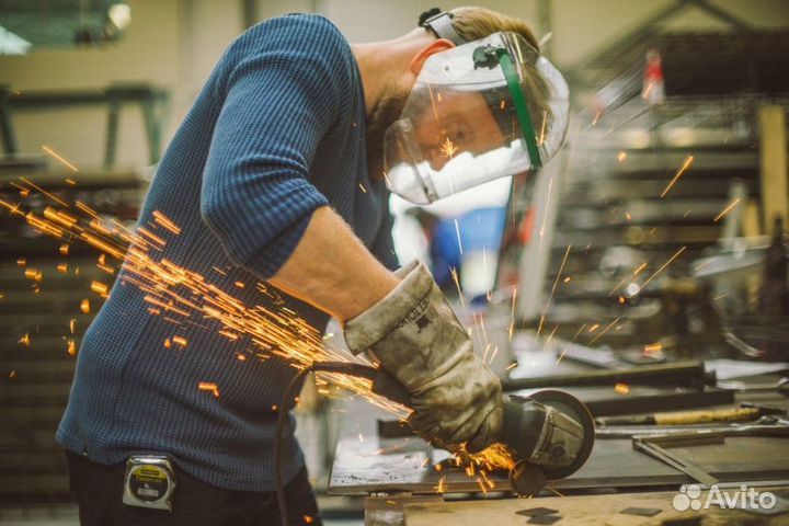 Слесарь на металлопроизводство